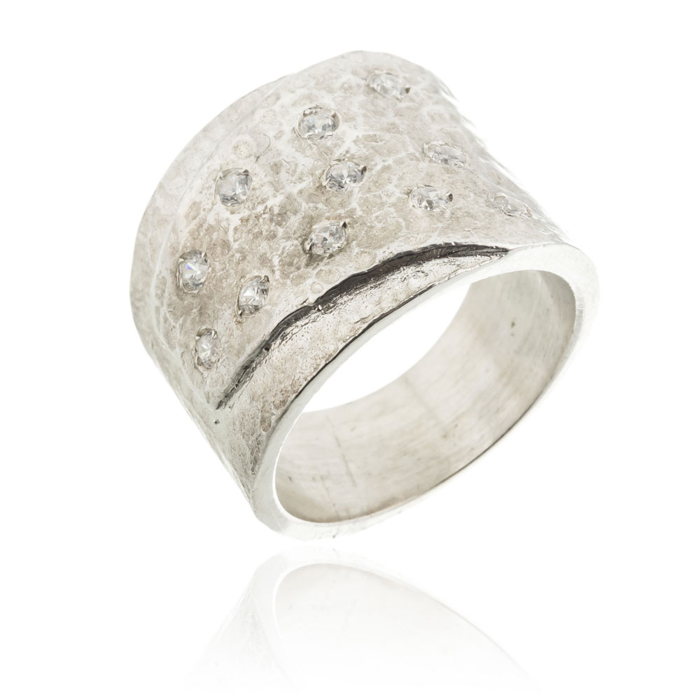Anillo ancho, efecto bollo, con piedras blancas