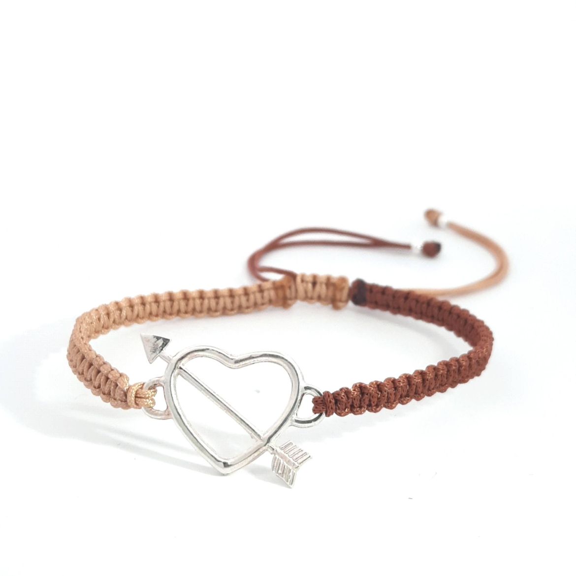 pulsera macrame marron corazon con flecha