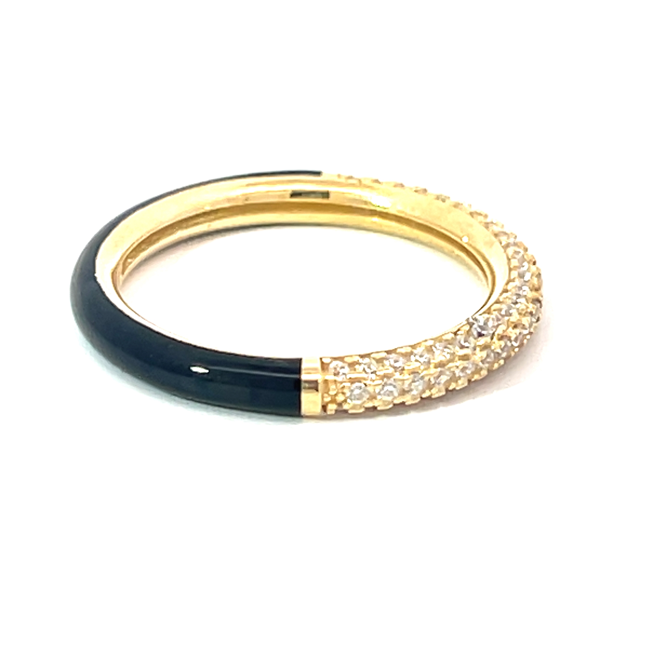 ANILLO DORADO MEDIO PAVE MITAD ESMALTE NEGRO