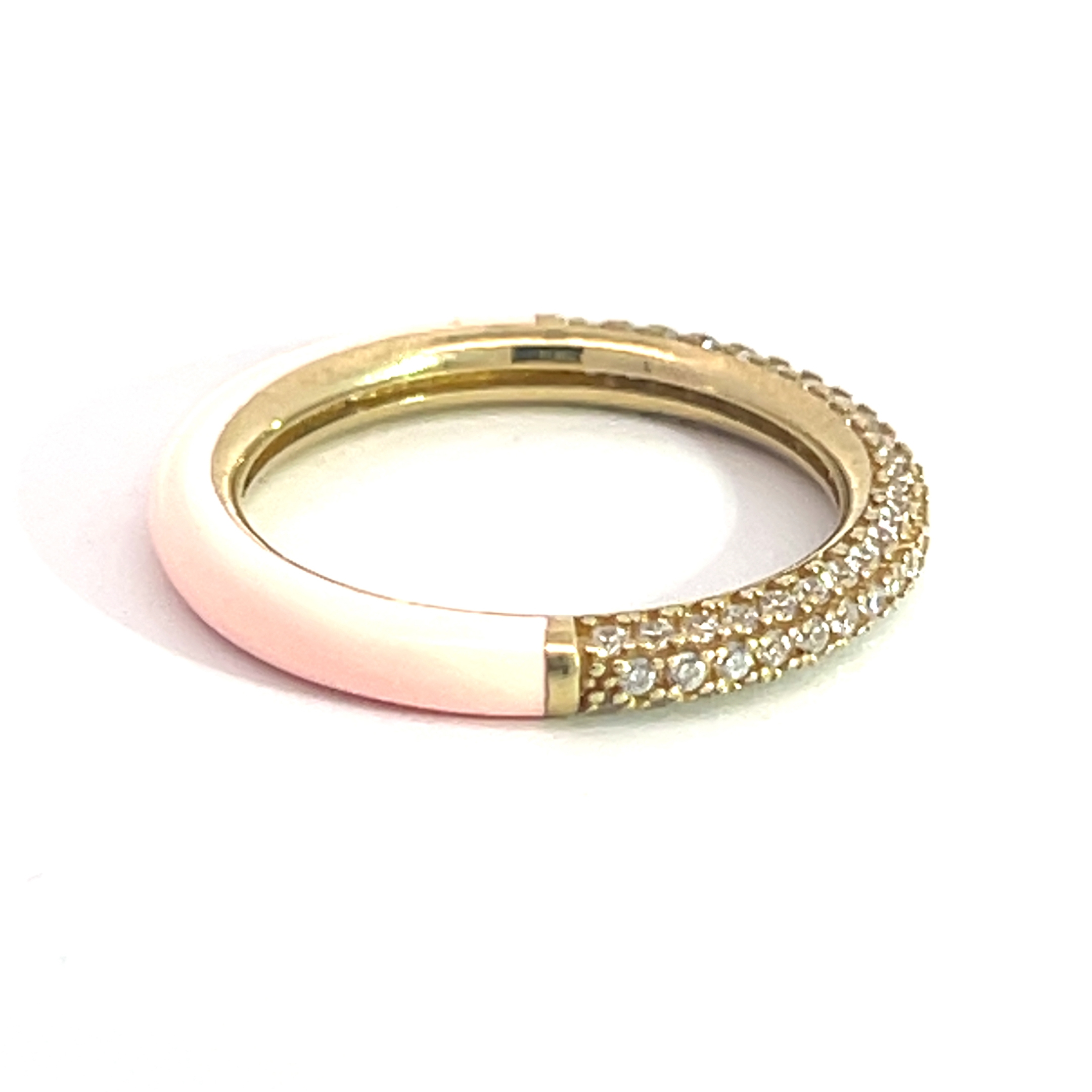 ANILLO DORADO MEDIO PAVE MITAD ESMALTE ROSADO