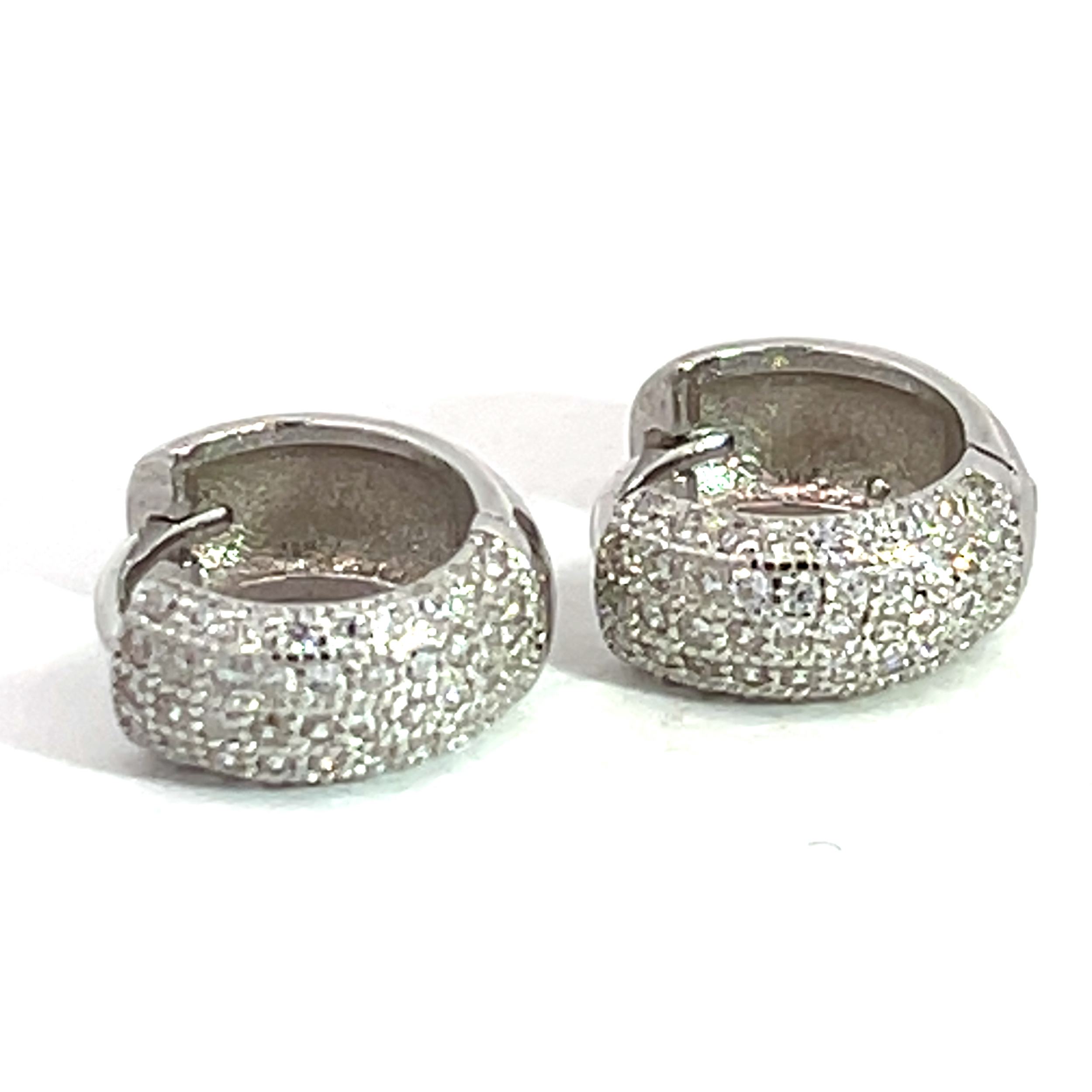 AROS REDONDOS HUGGIE PAVE  10MM DIAM.