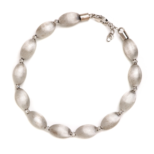 Pulsera bolitas ovales satinadas rodio blanco con mosqueton