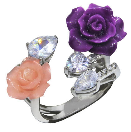 anillo abierto flores rosa, violeta y y 3 piedras blancas