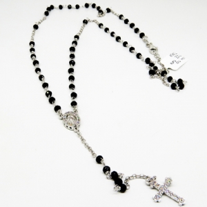 rosario piedras negras, medalla con piedras blancas