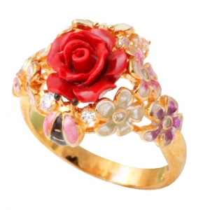 Rosa central flores esmalte alrededor anillo amarillo